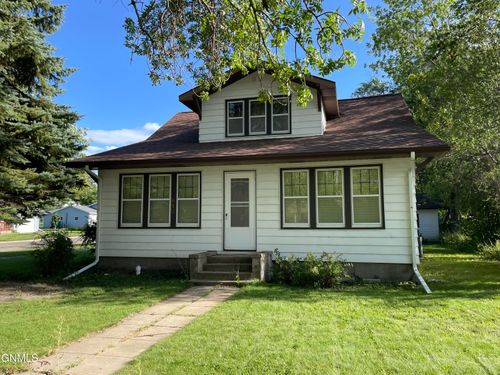 812 4th St N, Carrington, ND, 58421-1217 | Card Image