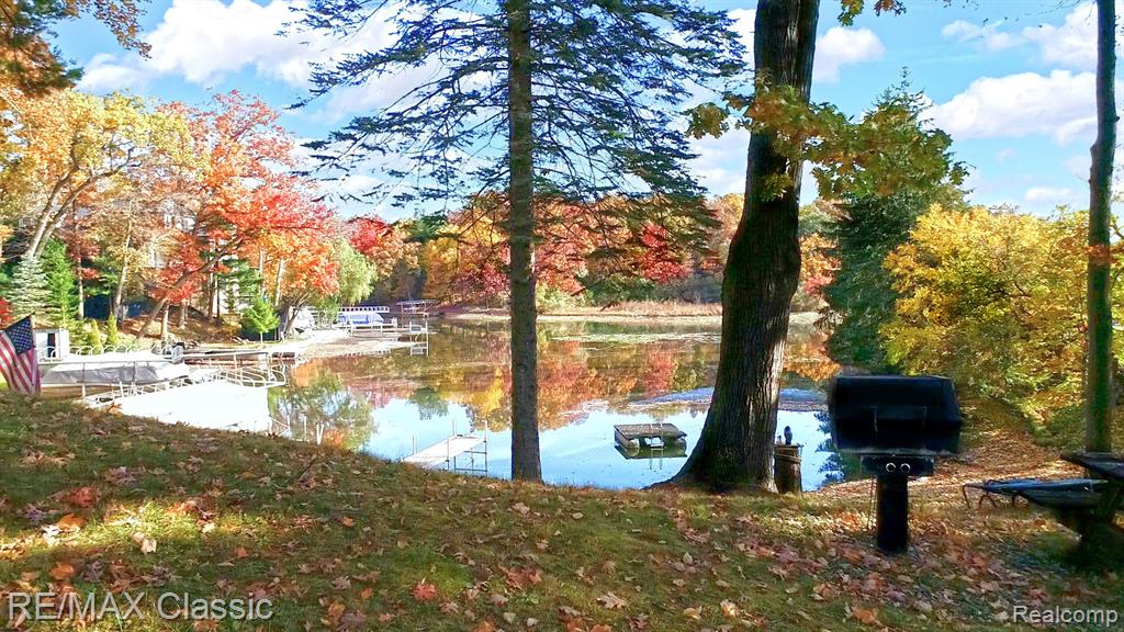 Fernhurst Ct, Lake Orion, MI 48362