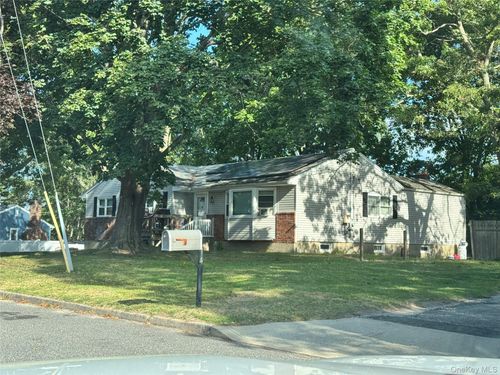 3 Somerset Ct, East Setauket, NY, 11733-1831 | Card Image