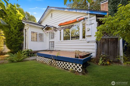 327 24th Avenue E, Seattle, WA, 98112 | Card Image