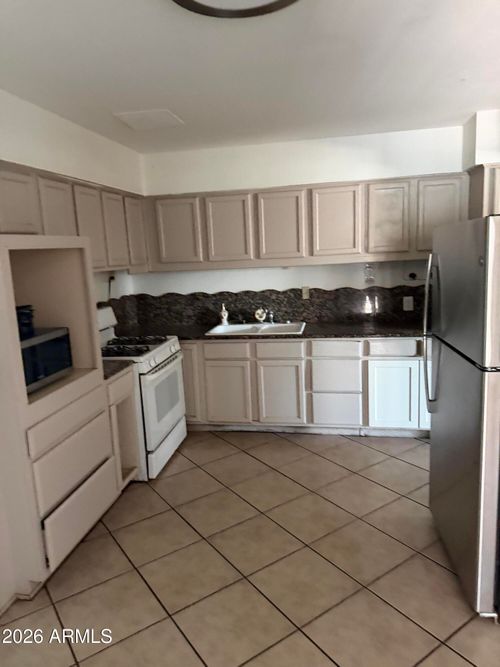 6952 W Wolf St, Phoenix, AZ, 85033-1518 | Card Image