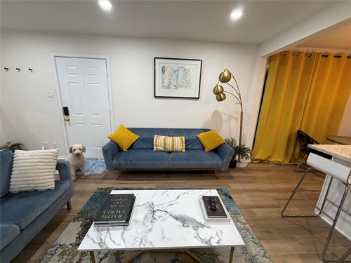 apt-a-2012 Brun St, Houston, TX, 77019-6162 | Card Image