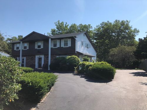 8 Stonehenge Ln, E Northport, NY, 11731-4520 | Card Image