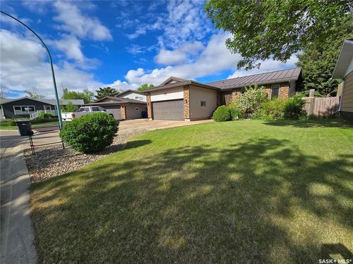 119 Montgomery Cres, Weyburn, SK, S4H2X6 | Card Image