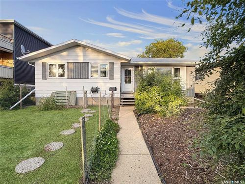 33 7th Ave Ne, House with 5 bedrooms, 3 bathrooms and 3 parking in Swift Current SK | Card Image