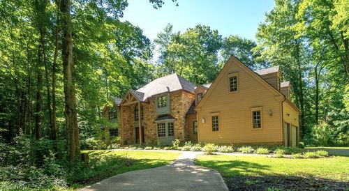 8215 Whispering Pines Dr, Novelty, OH, 44072-9535 | Card Image