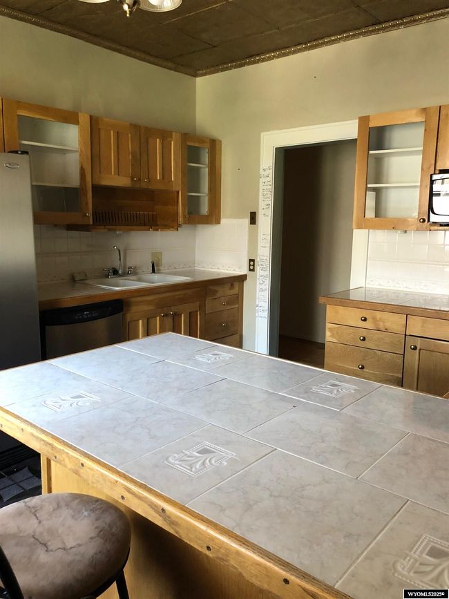 211 8 Th St, House other with 6 bedrooms, 3 bathrooms and null parking in Sinclair WY | Image 4