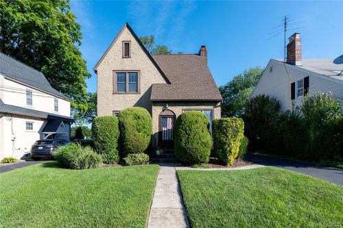 136 Grant Ave, White Plains, NY, 10604-2205 | Card Image