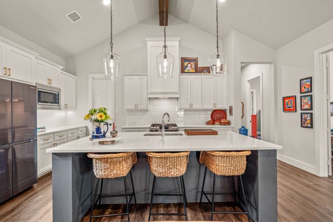 Large island with seating | Image 9