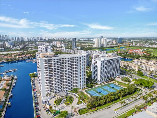 APT-1717 - 2500 Parkview Dr, Condo with 2 bedrooms, 2 bathrooms and null parking in Hallandale Beach FL | Image 7