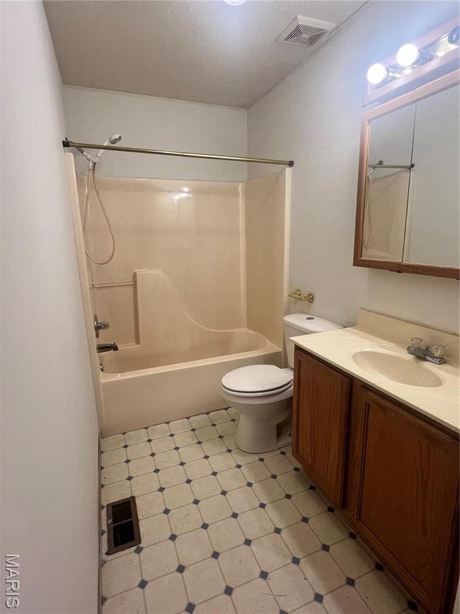 1114 S Main St, House other with 3 bedrooms, 2 bathrooms and 2 parking in Vandalia MO | Image 19