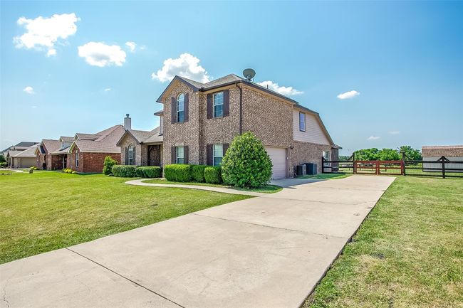 Nice long driveway so your friends & family have a place to park when they come to see you. | Image 30