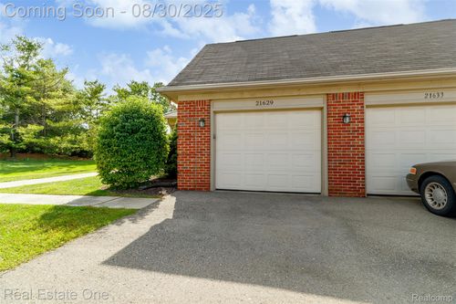 21629 Majestic Dr, Trenton, MI, 48183-7622 | Card Image