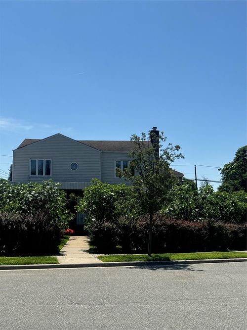 382 Hillside Dr S, New Hyde Park, NY, 11040-2719 | Card Image