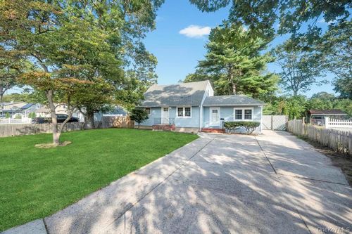 815 Udall Rd, West Islip, NY, 11795-1402 | Card Image