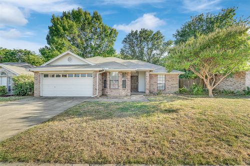 916 Pierce Arrow Dr, Arlington, TX, 76001-7414 | Card Image