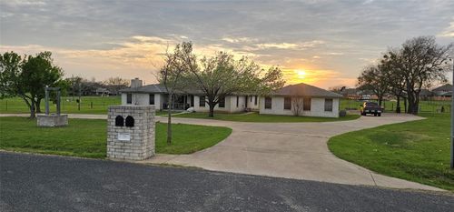 16 Brenda Ln, Round Rock, TX, 78665-9433 | Card Image