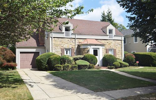 61 Kenwood Rd, Garden City, NY, 11530-3137 | Card Image