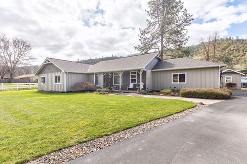 9547 Old Stage Rd, Central Point, OR, 97502-9608 | Card Image