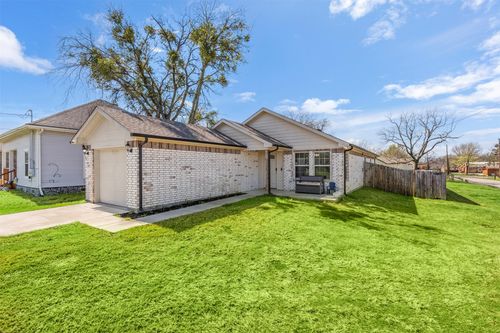 300 Lipscomb St, Cleburne, TX, 76031-5833 | Card Image