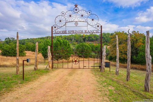 7625 N State Highway 16, Fredericksburg, TX, 78624-2204 | Card Image