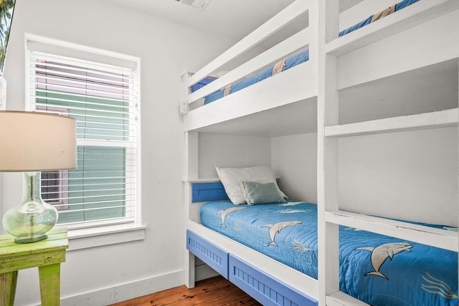 Guest bunkroom with added light because of end unit | Image 20