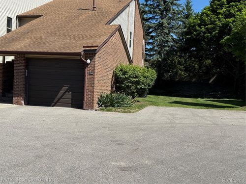 104-6560 Ridgefield Cir, West Bloomfield, MI, 48322-3039 | Card Image