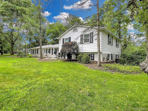 5753 Thorny Ash Rd, Oakland Twp, MI, 48306-2865 | Card Image