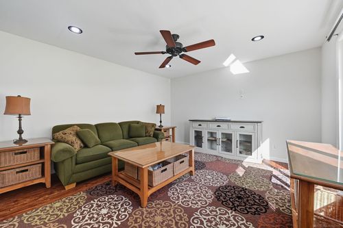 43263 Hartwick Dr, Sterling Heights, MI, 48313-1929 | Card Image