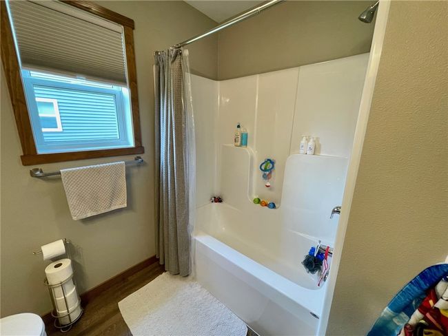 Another view of the main full bathroom | Image 21