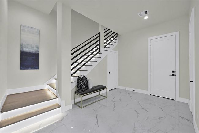 B - 2808 Cary St, House other with 3 bedrooms, 4 bathrooms and null parking in Houston TX | Image 4
