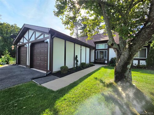 133 Fieldstone Ct, Middle Island, NY, 11953-1612 | Card Image