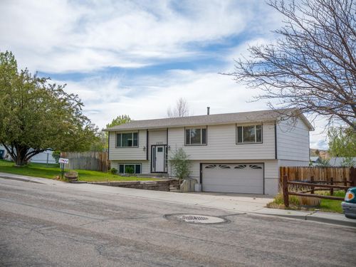 2025 Oklahoma Dr, Green River, WY, 82935-5835 | Card Image