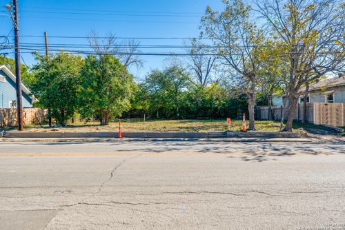 910 N Hackberry St, San Antonio, TX, 78202-1821 | Card Image