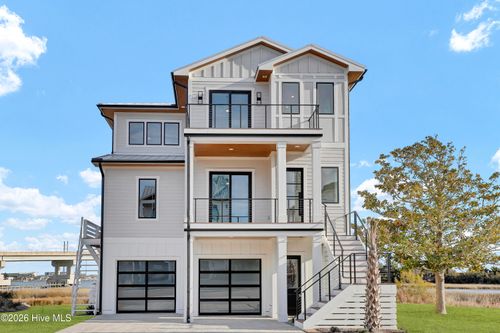 113 Diamond Point Ct, Surf City, NC, 28445-3300 | Card Image