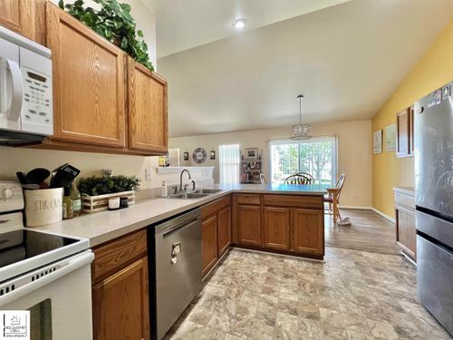 9304 Orchard Ct, Davison, MI, 48423-8464 | Card Image