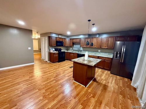 38132 Jamestown Dr, Sterling Heights, MI, 48312-1636 | Card Image