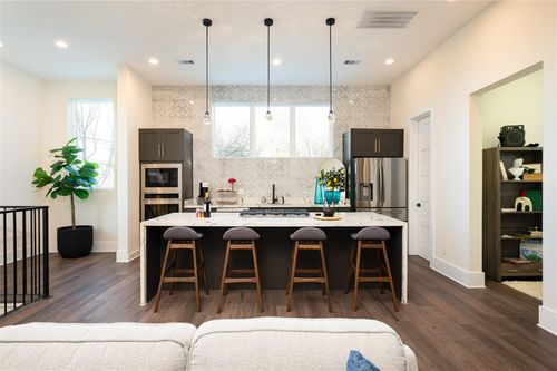 917 Thompson St, Houston, TX, 77007-5630 | Card Image