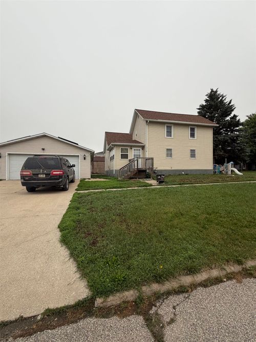 411 State St, Dysart, IA, 52224-9548 | Card Image