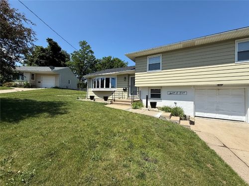 705 Grant Wood Dr Se, Cedar Rapids, IA, 52403-2922 | Card Image