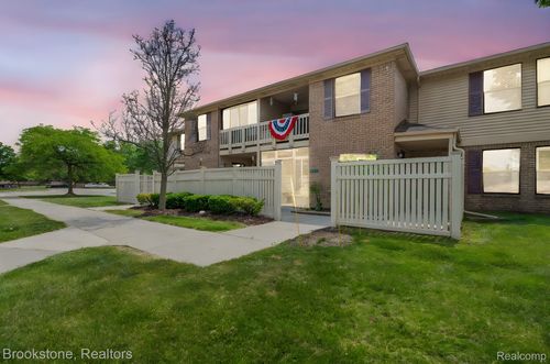 61156 Greenwood Dr, South Lyon, MI, 48178-1701 | Card Image