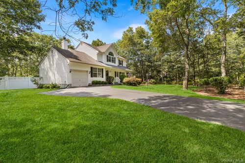 4 Charter Ct, Manorville, NY, 11949-3248 | Card Image