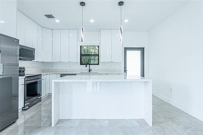 0 - 2739 Nw 7 Th St, House other with 4 bedrooms, 3 bathrooms and null parking in Fort Lauderdale FL | Image 8
