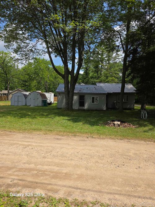 485 Bushong Beach Dr, Gladwin, MI, 48624-8032 | Card Image