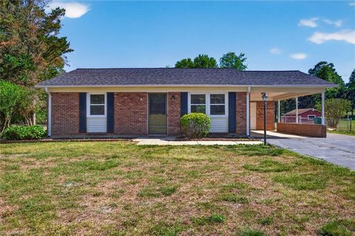 1285 Meadowbrook Dr, King, NC, 27021-8256 | Card Image