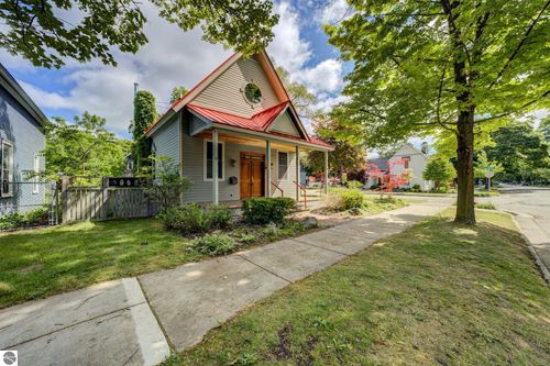 402 W 10th St, Traverse City, MI, 49684-3135 | Card Image