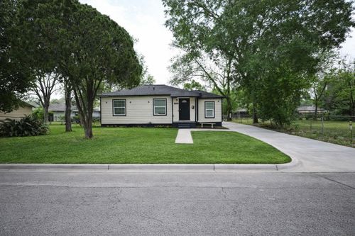 916 Parkway St, Baytown, TX, 77520-7119 | Card Image