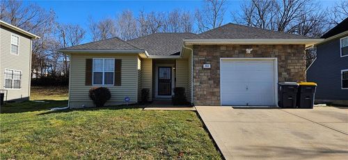 3915 Highland Ave, Kansas City, MO, 64110-1429 | Card Image