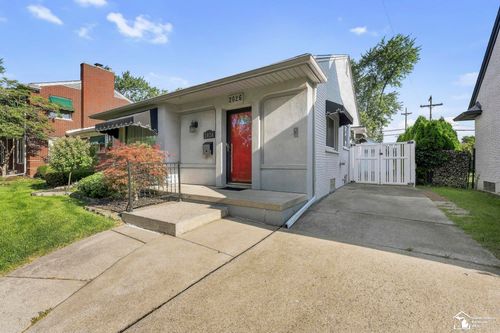 2026 Davis St, Wyandotte, MI, 48192-3537 | Card Image