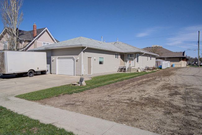 216 48 Avenue W, Home with 2 bedrooms, 2 bathrooms and 2 parking in Claresholm AB | Image 23
